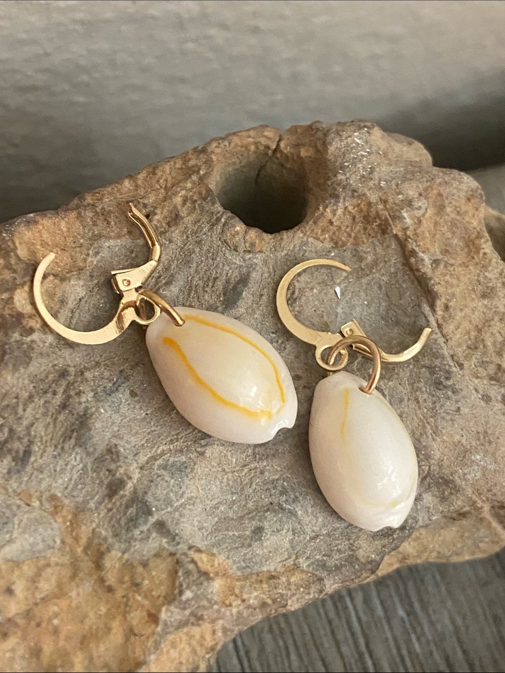 5/$10❤️❤️❤️NEW Cowrie Shell Gold Tone Zinc Alloy Lever Back Stud Earrings